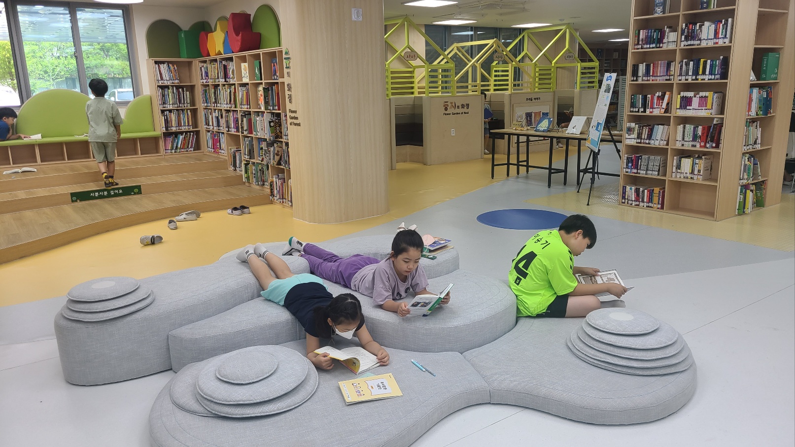 학교도서관, 토론·놀이·휴식 공간으로 인기 이미지(2)