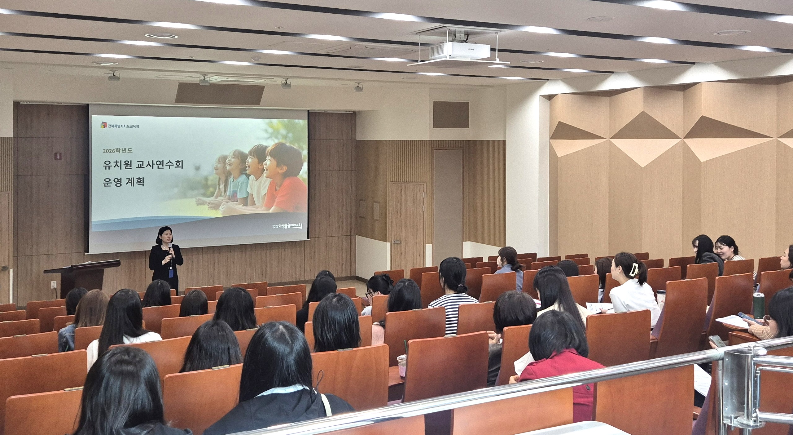 교사 주도 연구 문화로 현장 중심 교육 역량 강화 이미지(2)