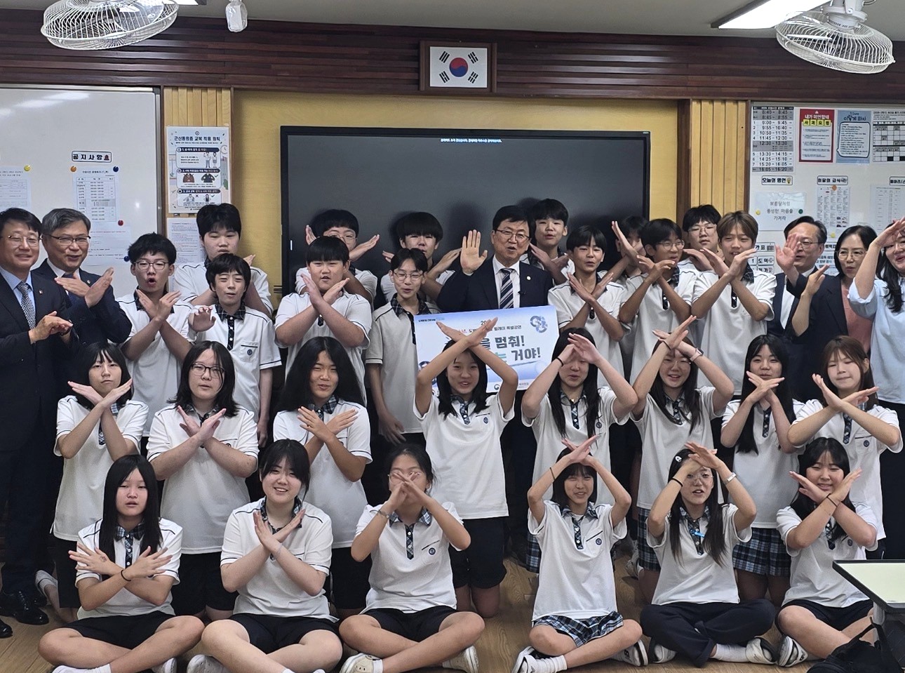 최교진 교육부 장관 “오늘은 군산동원중 ‘일일교사’” 이미지(2)