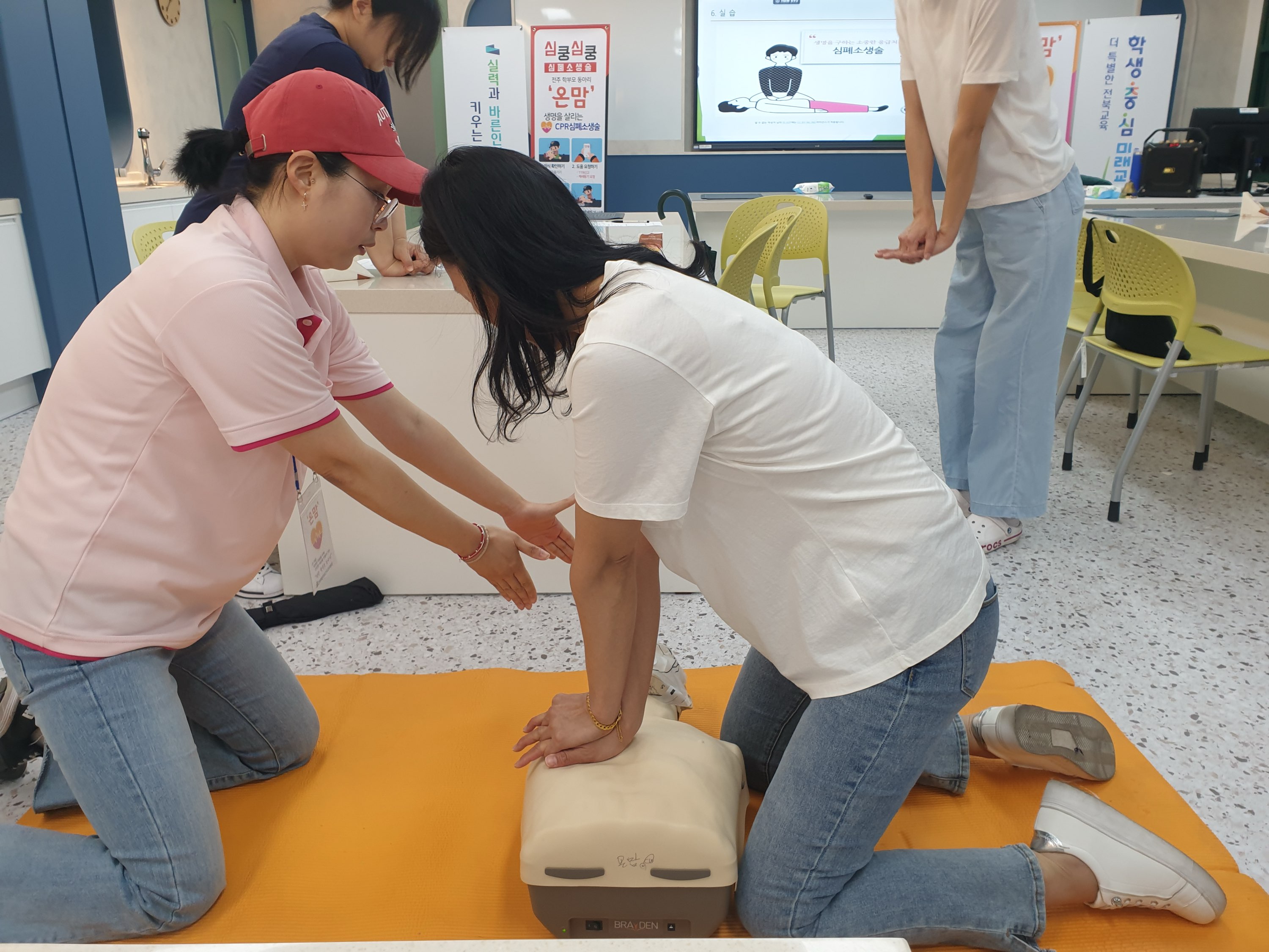 전주교육지원청, 전주 학부모커뮤니티 「온맘」, 재능기부 봉사활동 실시 이미지(2)