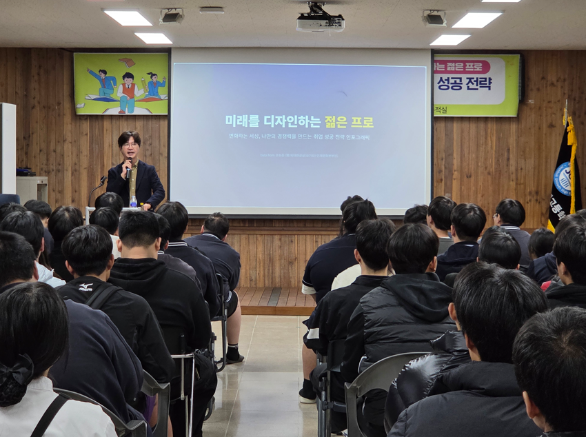 장수교육지원청, 지역 출신 명사 초청  ‘제3차 진로특강’ 개최 이미지(2)