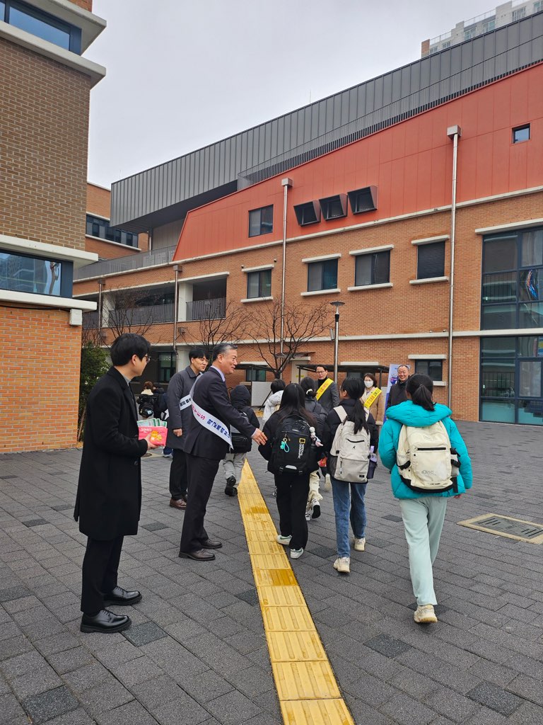 완주교육지원청,  ‘신학기 등굣길 학교폭력예방 캠페인’운영 이미지(1)