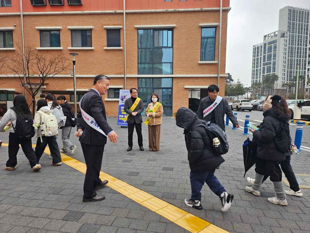 완주교육지원청,  ‘신학기 등굣길 학교폭력예방 캠페인’운영 이미지(2)